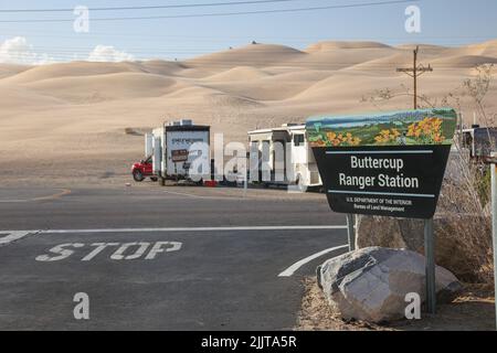 Diversi rimorchi e ORV si sono accampati alle Buttercup Dunes all'interno dell'area ricreativa Imperial Sand Dunes. Foto Stock