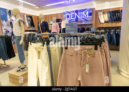 Pantaloni Denin pantaloni jeans per donne in vendita in un negozio Marks and Spencer a Bury, Manchester, Regno Unito Foto Stock