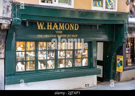 W Hamond Whitby negozio di jet store nel Shambles, York, Inghilterra vendere pietre mineraloidi di pietra nera, York, Inghilterra, Regno Unito Foto Stock