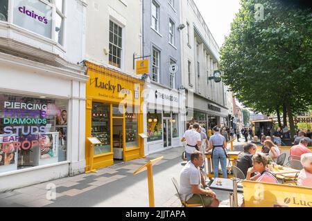 Città di York, persone che mangiano fuori Lucky Days caffè nel centro della città, Yorkshire, Inghilterra, Regno Unito, estate 2022 Foto Stock