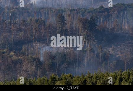 Hrensko, Repubblica Ceca. 27th luglio 2022. Un grande incendio boschivo nel Ceske Svycarsko, nel Parco Nazionale della Svizzera Ceca, nei pressi di Hrensko, Repubblica Ceca, 27 luglio 2022. L'incendio nel parco nazionale si è diffuso per il quarto giorno consecutivo. Credit: Vojtech Hajek/CTK Photo/Alamy Live News Foto Stock