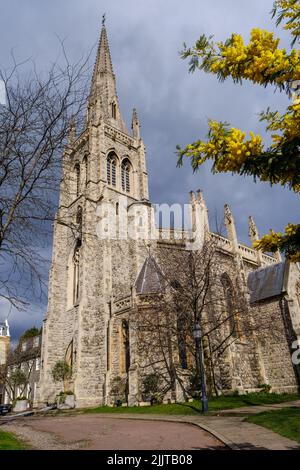 St Mark's Church, Hamilton Terrace, vista da sud-ovest, contro un cielo nuvoloso a Londra, Regno Unito. Foto Stock