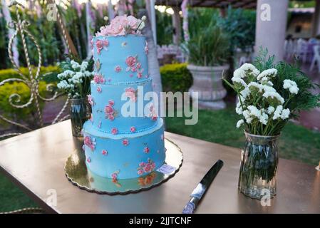 Un primo piano di torta bella sul tavolo di nozze Foto Stock