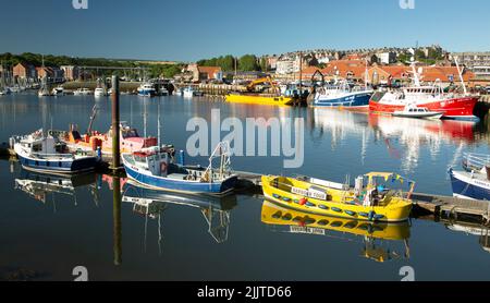 Il fiume Esk a Whitby corre nel mare del Nord Summer Sunshine Whitby Harbour Foto Stock