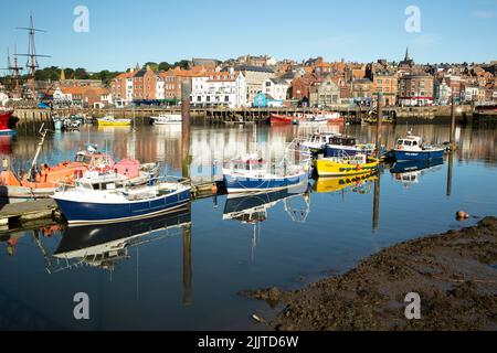 Il fiume Esk a Whitby corre nel mare del Nord Summer Sunshine Whitby Harbour Foto Stock