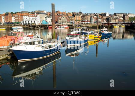 Il fiume Esk a Whitby corre nel mare del Nord Summer Sunshine Whitby Harbour Foto Stock