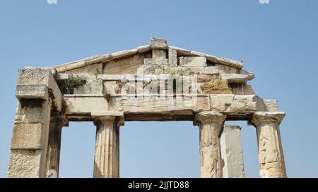 Le antiche colonne rimanenti nel giardino della Torre dei venti Atene Grecia Foto Stock