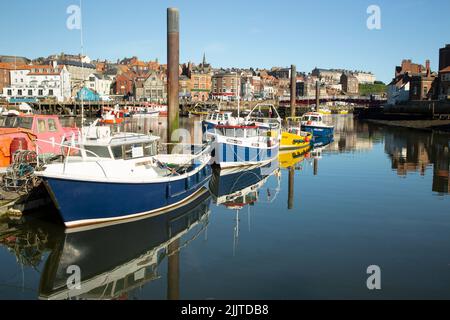 Il fiume Esk a Whitby corre nel mare del Nord Summer Sunshine Whitby Harbour Foto Stock