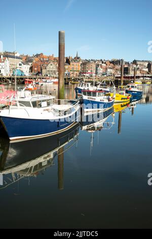 Il fiume Esk a Whitby corre nel mare del Nord Summer Sunshine Whitby Harbour Foto Stock