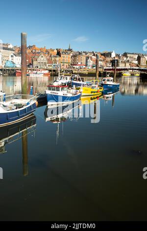 Il fiume Esk a Whitby corre nel mare del Nord Summer Sunshine Whitby Harbour Foto Stock