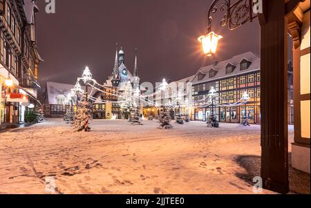 Il municipio di Wernigerode e la piazza del mercato nei Monti Harz. Inverno e neve di notte Foto Stock