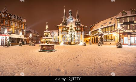 Panorama Inverno Municipio Wernigerode di notte Foto Stock