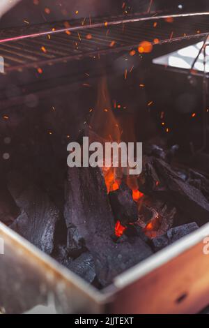 Un primo colpo di carbone con scintille e fuoco che esce dal carbone Foto Stock