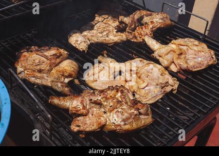 Un primo shot di pollo speziato grigliato in griglia su barbecue a carbone Foto Stock