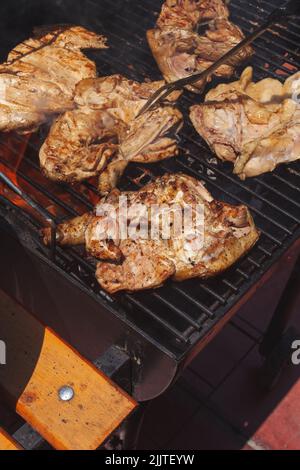 Un primo shot di pollo speziato grigliato in griglia su barbecue a carbone Foto Stock