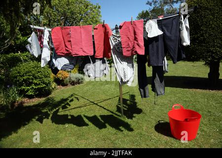 Asciugare i vestiti sulla linea rotativa in un giorno di sole in maggio Surrey Inghilterra Foto Stock