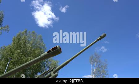 Il cilindro della pistola howitzer punta nel cielo azzurro chiaro Foto Stock