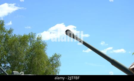 Il cilindro della pistola howitzer punta nel cielo azzurro chiaro Foto Stock