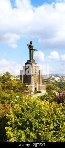 Un colpo verticale della Grande scultura di Madre Armenia, Yerevan Foto Stock