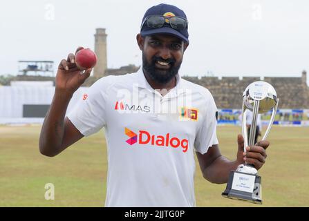 Galle, Sri Lanka. 28th luglio 2022. Il premio Prabath Jayasuriya dello Sri Lanka con il suo giocatore della serie dopo che lo Sri Lanka ha vinto la partita di cricket di prova 2nd tra Sri Lanka e Pakistan al Galle International Cricket Stadium di Galle il 28th luglio 2022. Viraj Kothalwala/Alamy Live News Foto Stock