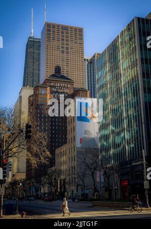 Un colpo verticale di luci del mattino e ombre sugli edifici di Chicago Foto Stock