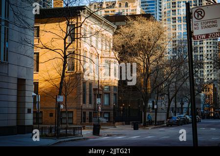 Un bel colpo di luci del mattino e ombre sugli edifici nelle strade di Chicago Foto Stock