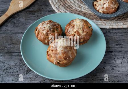 Zucchine, prosciutto e formaggio muffin salati Foto Stock