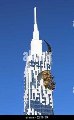 BATUMI, GEORGIA-31 DICEMBRE: Batumi Technological University Tower con ruota panoramica. Dicembre 31,2021 a Batumi, Georgia. Foto Stock