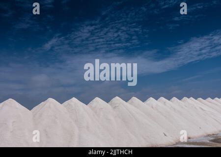 colline di sale marino di produzione naturale in una soluzione salina di acqua di mare Foto Stock