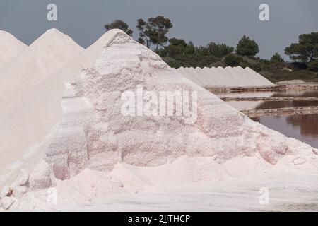 colline di sale marino di produzione naturale in una soluzione salina di acqua di mare Foto Stock