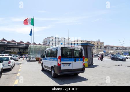 Stazione di polizia fuori dalla Stazione Centrale di Napoli, Italia Foto Stock