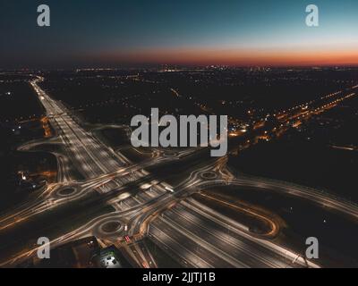 Una vista aerea notturna delle autostrade di Varsavia, Polonia Foto Stock