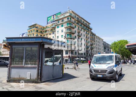 Stazione di polizia fuori dalla Stazione Centrale di Napoli, Italia Foto Stock