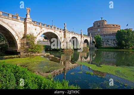 Ponte Sant'Angelo e Mausoleo di Adriano con fiume Tevere durante la siccità (luglio 2022), Roma, Italia Foto Stock