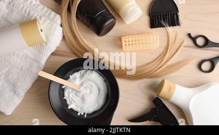 Set di prodotti per il trattamento dei capelli su tavola in legno. Vista dall'alto. Composizione orizzontale. Foto Stock