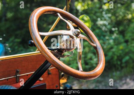 Primo piano di un volante di un'auto d'epoca Foto Stock