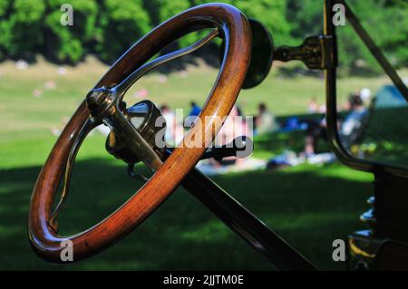 Primo piano di un volante di un'auto d'epoca Foto Stock