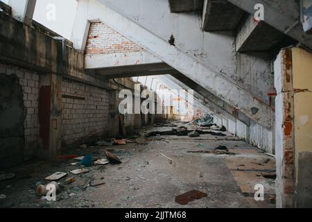 Una vista di vecchio edificio abbandonato con spazzatura Foto Stock