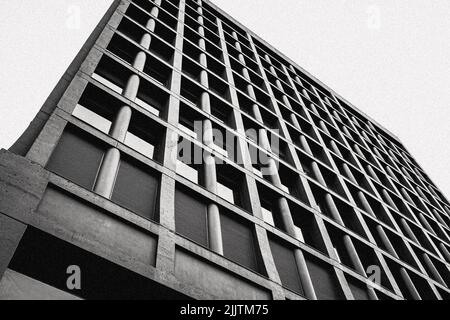 Una foto in scala di grigi ad angolo basso di un edificio nel centro di Vancouver, British Columbia Foto Stock