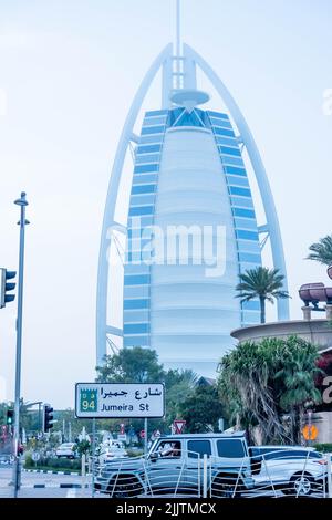 Uno scatto verticale del Burj al Arab hotel di lusso nella città di Dubai, Emirati Arabi Uniti Foto Stock