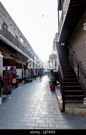 Una foto verticale di al Seef Street a Dubai, Emirati Arabi Uniti Foto Stock