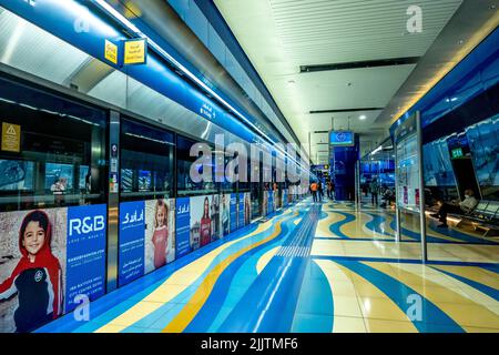 L'architettura moderna della metropolitana di Dubai negli Emirati Arabi Uniti Foto Stock