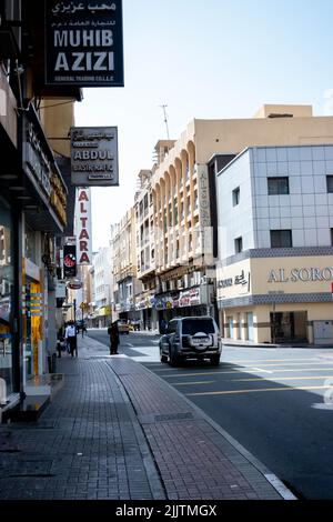 Una foto verticale di al Seef Street a Dubai, Emirati Arabi Uniti Foto Stock