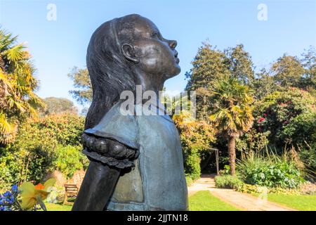 Inghilterra, Dorset, Abbotsbury, i giardini subtropicali, la Statua di Alice nel paese delle meraviglie Foto Stock