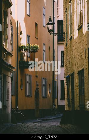 Una strada stretta circondata da edifici a Stoccolma Foto Stock