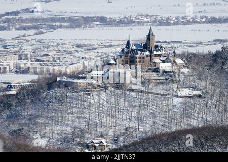 Vista sul Castello di Wernigerode in inverno con la neve Foto Stock