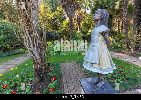 Inghilterra, Dorset, Abbotsbury, i giardini subtropicali, la Statua di Alice nel paese delle meraviglie Foto Stock