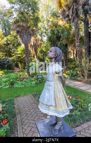 Inghilterra, Dorset, Abbotsbury, i giardini subtropicali, la Statua di Alice nel paese delle meraviglie Foto Stock