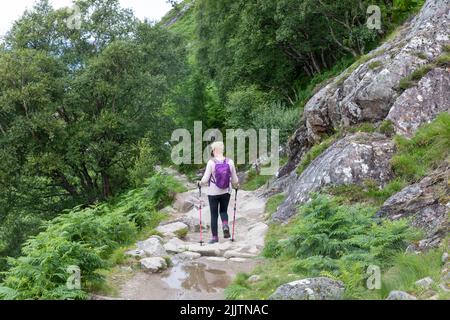 Ben Nevis Scotland Mountain Trail, escursionista femminile nei suoi anni cinquanta, modello rilasciato, clip lungo il percorso di montagna, Scozia, Regno Unito Foto Stock