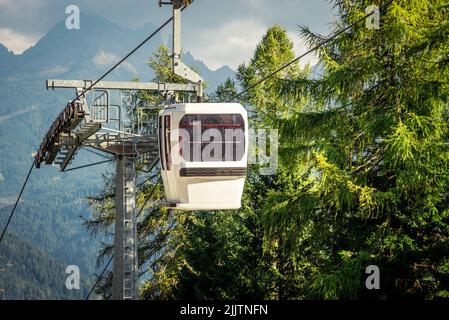 impianti di risalita in gondola nella località sciistica di montagna, foresta verde Foto Stock